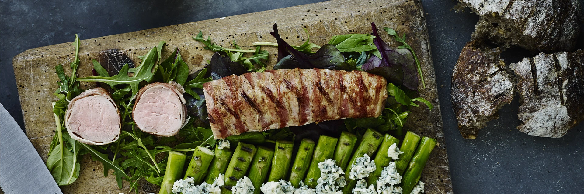 Layouten samling Gavmild Mørbrad på grill med bacon og asparges