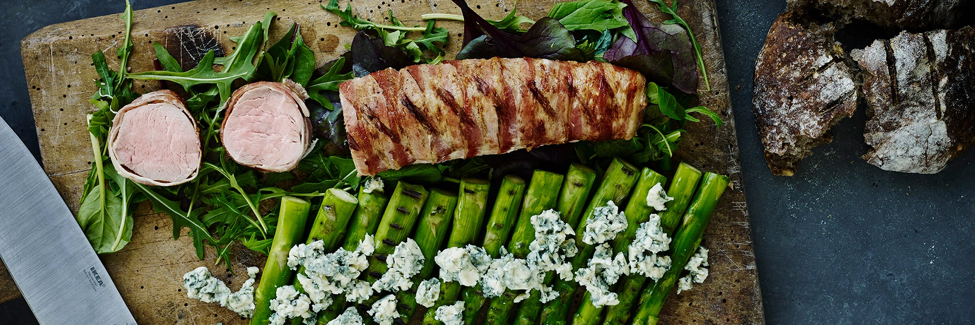 gullig Algebra rustfri Mørbrad på grill med bacon og asparges